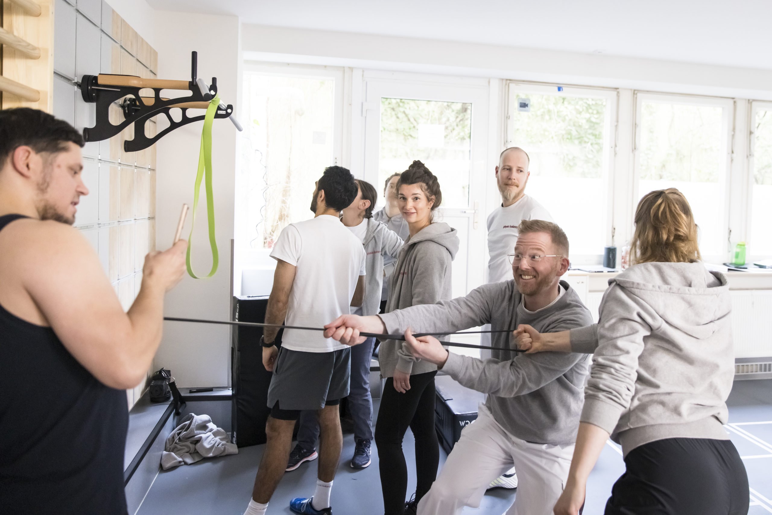 Das Team der physio balance Berlin hat Spaß bei einer Fortbildung.