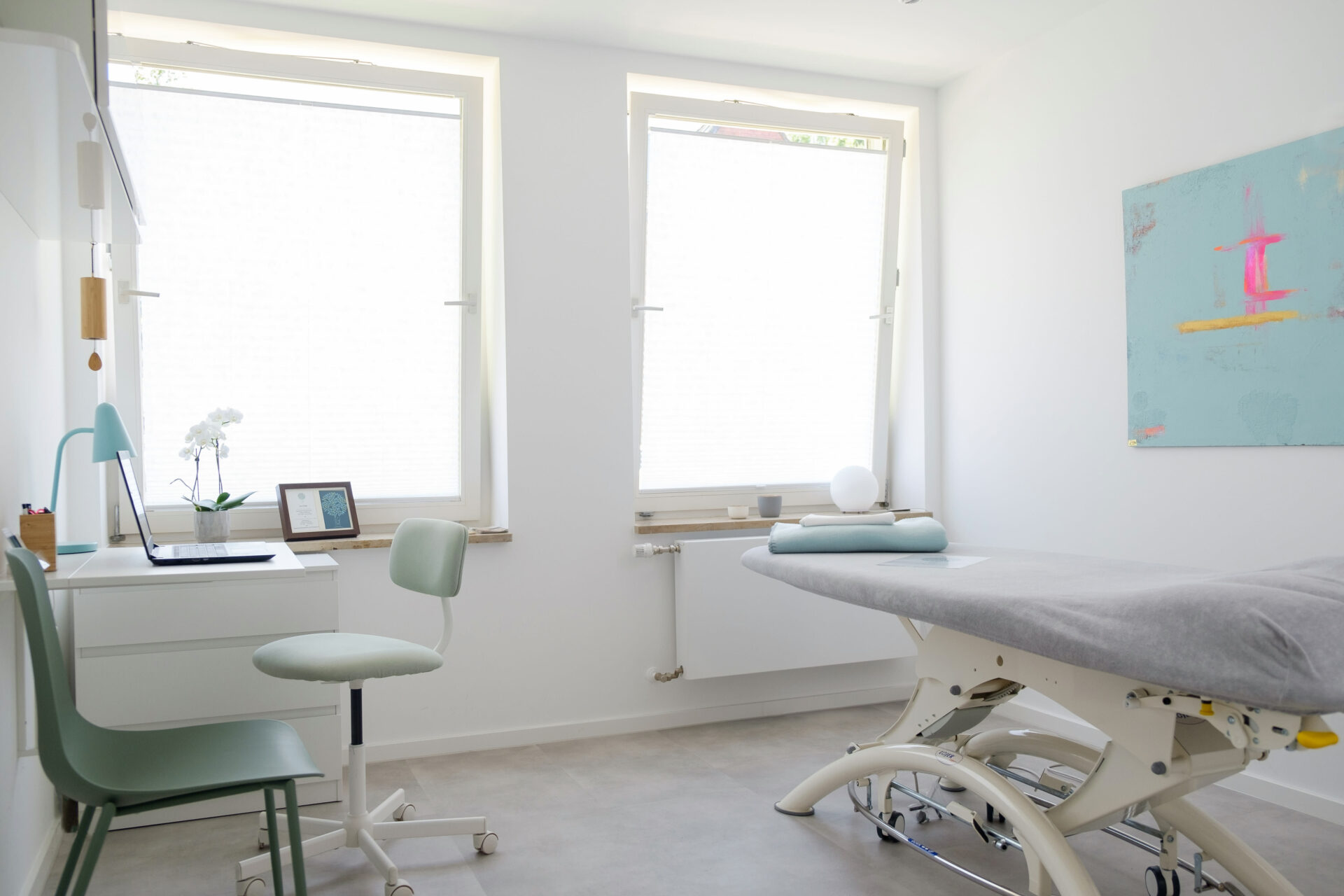 Minimalistisch, freundlich, fokussiert – hier finden osteopathische Behandlung und heilsame Gespräche ihren Raum
Foto: © www.oleradach.de